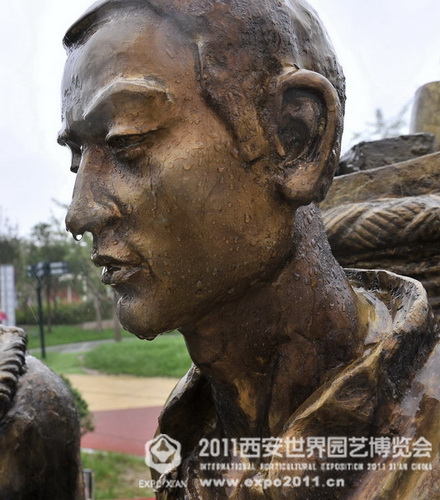 The romantic Xi'an Expo Park in the rain