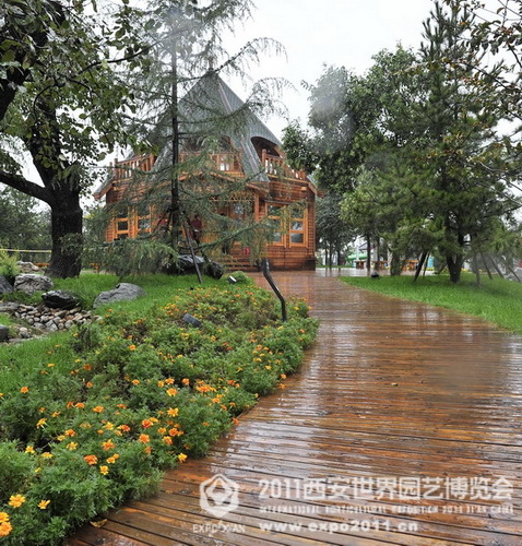 The romantic Xi'an Expo Park in the rain