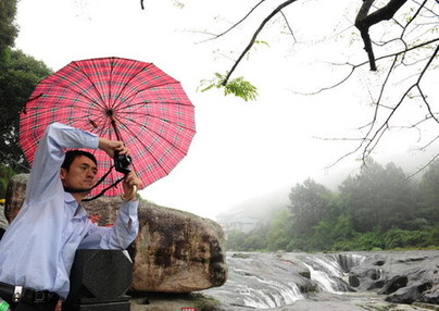 雨中游