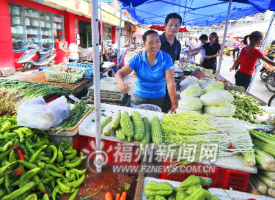 城管上街劝导颇有效　流动摊点入驻全日市新摊位