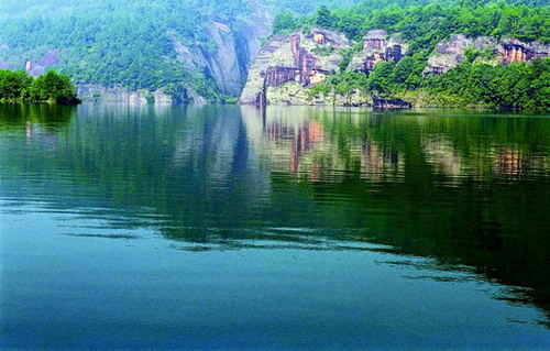 Karst landforms at Golden Lake