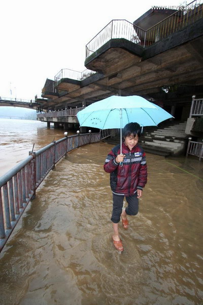 Torrential rain makes water level of Futun Brook rise