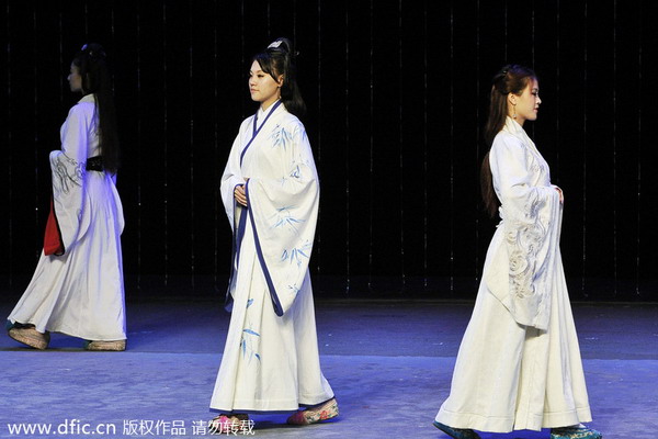 Traditional and modern Han ethnic costumes on show