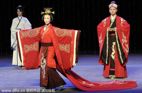 Traditional and modern Han ethnic costumes on show