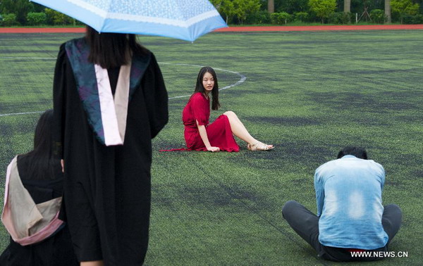 Graduates pose for photo at Xiamen University