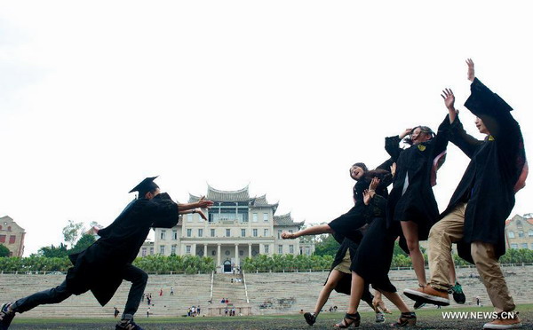 Graduates pose for photo at Xiamen University