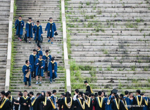 Graduates pose for photo at Xiamen University