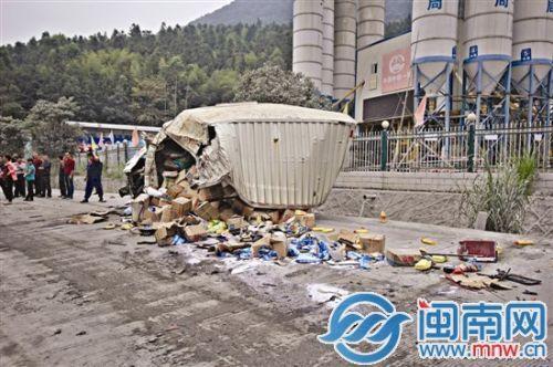 Trailer-truck collision kills three in Hua'an county