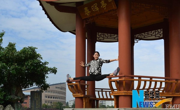 Splits photos of college girl go viral in Fuzhou