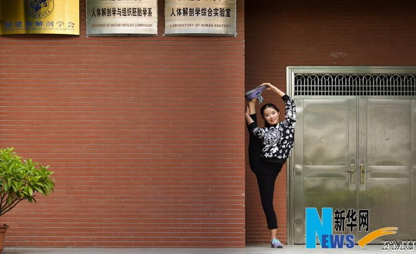 Splits photos of college girl go viral in Fuzhou