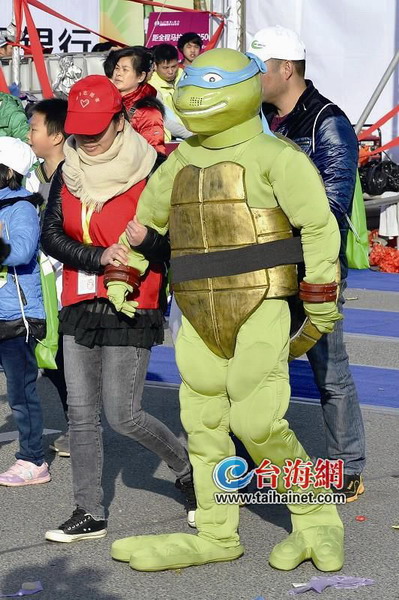 Fancy costumes delight Xiamen Marathon
