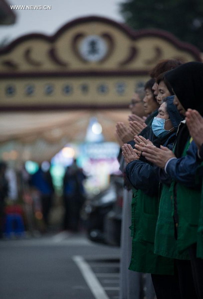 People mourn plane crash victims in Taipei