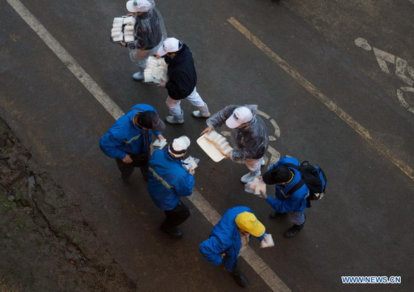 NGOs provide free food to rescue workers of crashed TransAsia plane