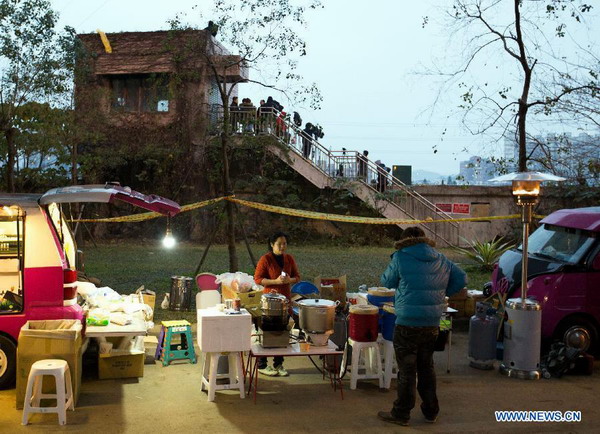 NGOs provide free food to rescue workers of crashed TransAsia plane