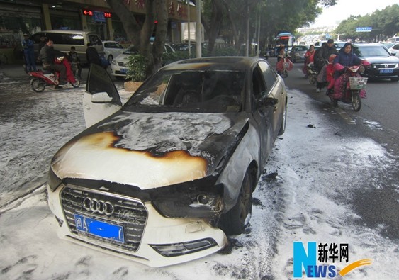 Car catches fire in downtown Fuzhou