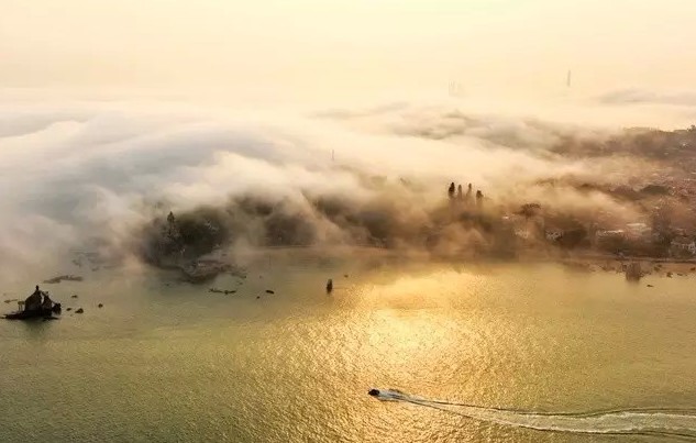 Xiamen witnesses spectacular foggy scenes in sticky weather