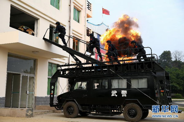 Armed police in Fujian hold training