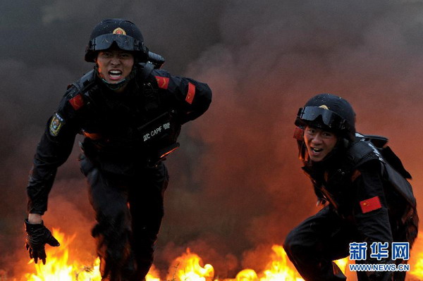 Armed police in Fujian hold training