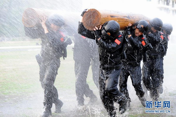 Armed police in Fujian hold training