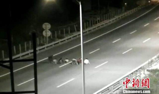 Children play amidst traffic on highway in Zhangzhou