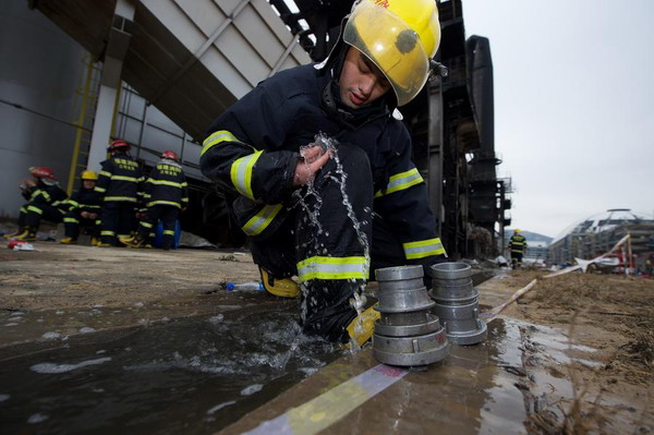 Salute to firefighters at chemical plant