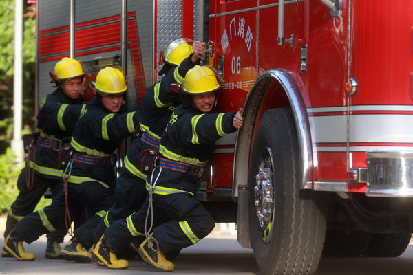 Practice makes perfect for firemen in Xiamen