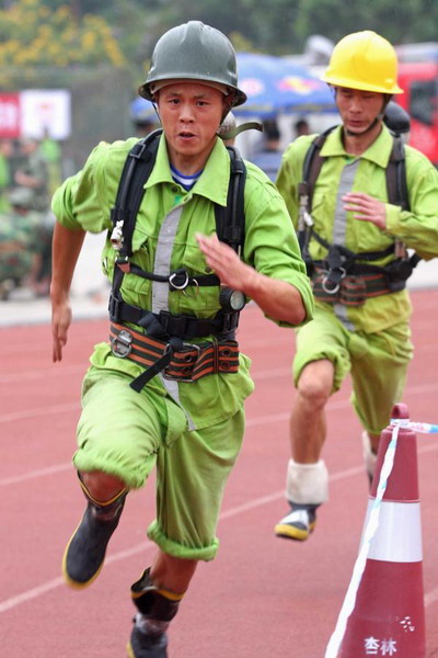 Practice makes perfect for firemen in Xiamen