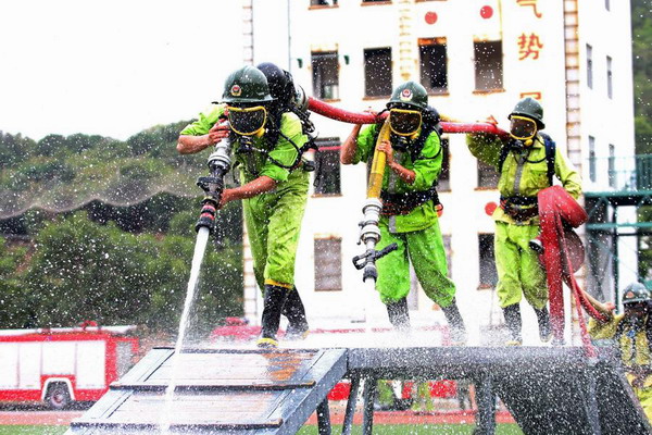 Practice makes perfect for firemen in Xiamen