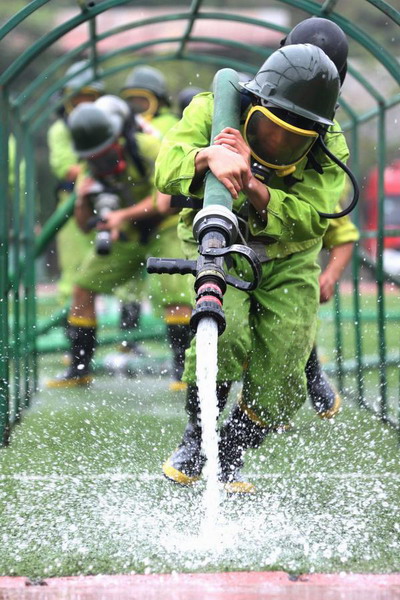 Practice makes perfect for firemen in Xiamen