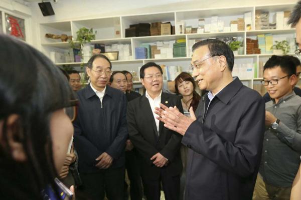 Premier visits Xiamen University