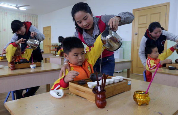 Wuyishan teaches toddlers about tea