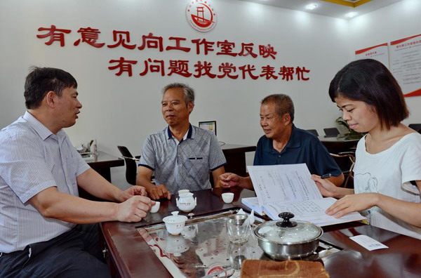 Jinjiang Party members lend a hand to the public