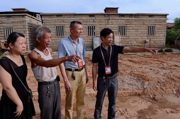 Jinjiang Party members lend a hand to the public