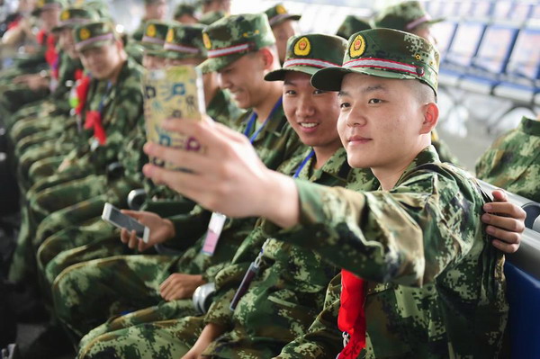 Rookie soldiers head to Fujian for service