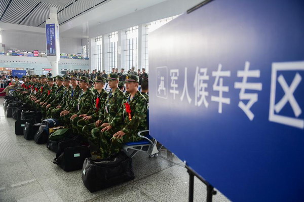 Rookie soldiers head to Fujian for service