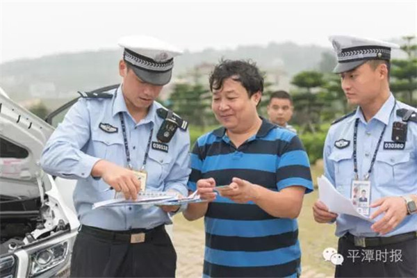 Two Taiwan-licensed cars wheel into Pingtan