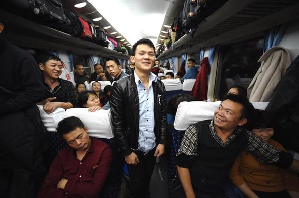 Migrant workers head home by train K4186 for family reunion