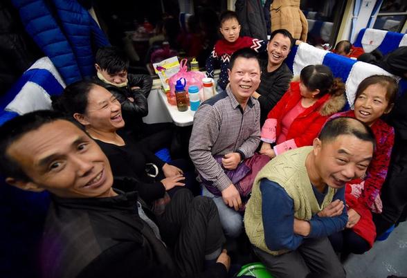 Migrant workers head home by train K4186 for family reunion