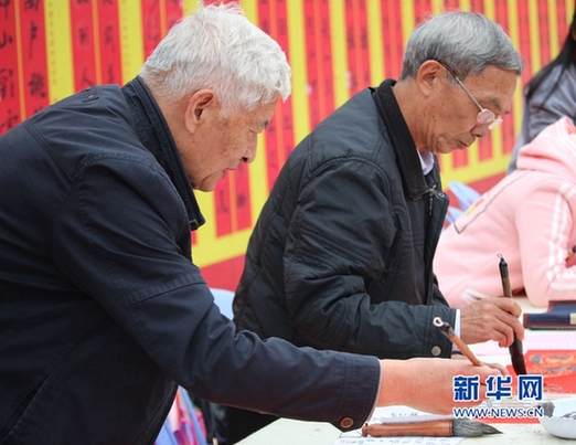 Cross-Straits calligraphers gift Xiamen Spring Festival couplets
