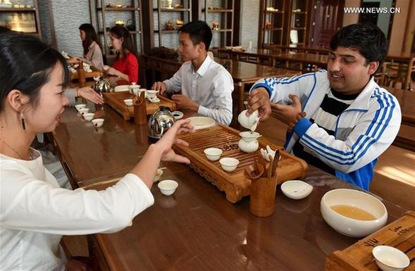 Foreign students learn tea ceremony at East China's college