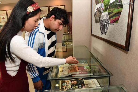 Foreign students learn tea ceremony at East China's college