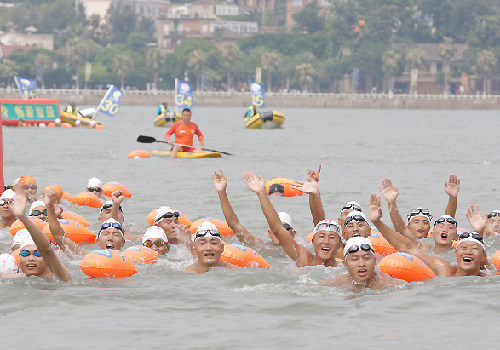 Over 200 swim across Lujiang Bay in celebration of Gulangyu island listed as UNESCO world heritage