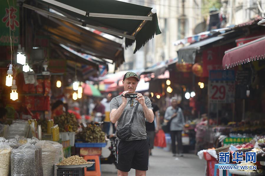 Traditional street life alive and well in Xiamen