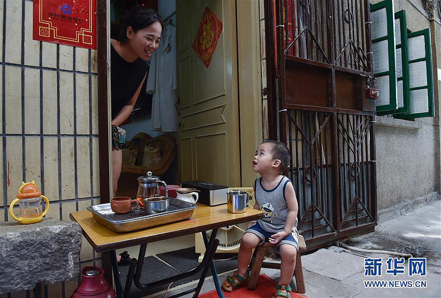 Traditional street life alive and well in Xiamen