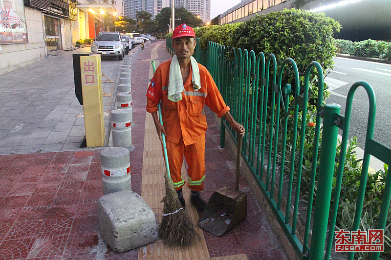 The early birds that prepare Xiamen for each new day