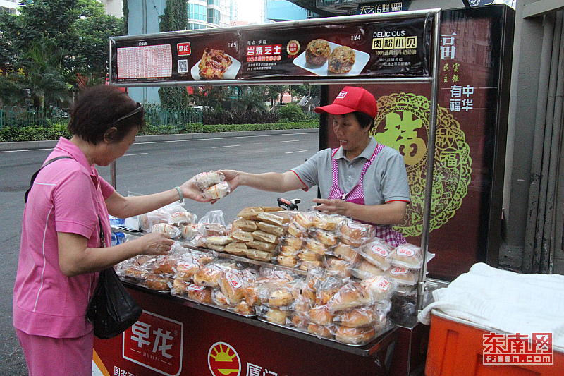 The early birds that prepare Xiamen for each new day