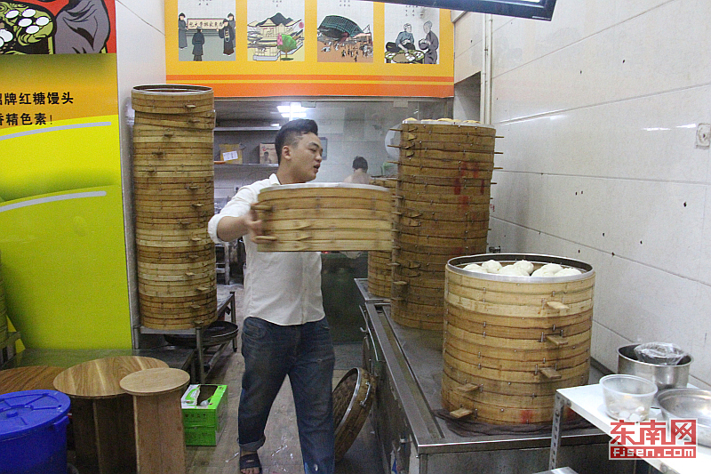 The early birds that prepare Xiamen for each new day