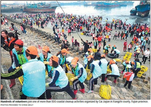 Veteran swimmer leads Fujian beach cleanup