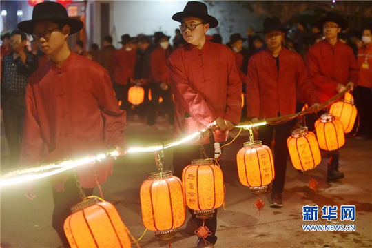 Spectacular lantern show adds color to festive New Year