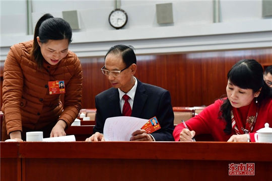 In pics: Fujian deputies to NPC prepare proposals and suggestions